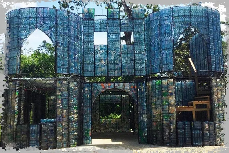 Той строи къщи от пластмасови бутилки. Ефектът със сигурност ще ви изненада!