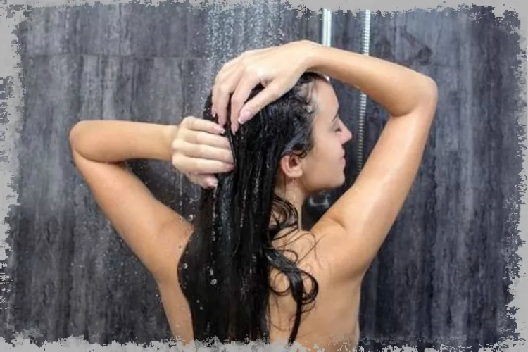 Jak často byste si měli vlasy umýt, aby byly zdravé? Specialisté se zabývají mýty
