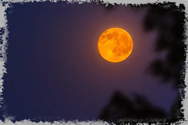 Земляничная луна: что это и когда появится в небе