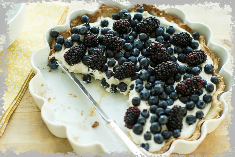 Borovničev kolač - s pudingom, belo čokolado ali mascarpone sirom