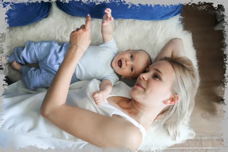 4-mesečni dojenček: motorični in družbeni razvoj, kaj zmore, kaj lahko poje