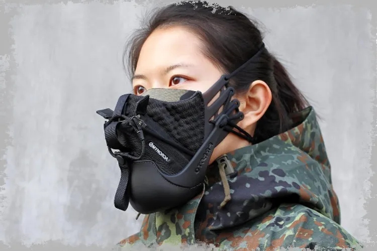 Čínský návrhář transformuje boty do masek, aby chránil před smogem